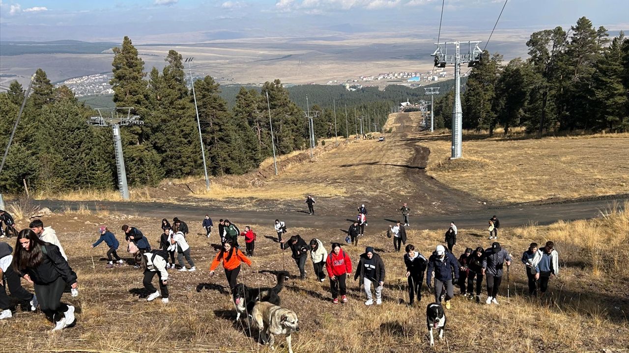 Kars'ta üniversite öğrencileri doğa yürüyüşü sırasında kayak pistinde temizlik yaptı