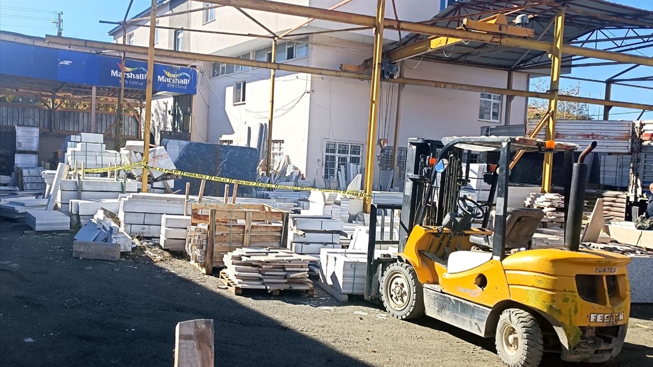 Kars'ta üzerine mermer tabla düşen iş yeri sahibi öldü