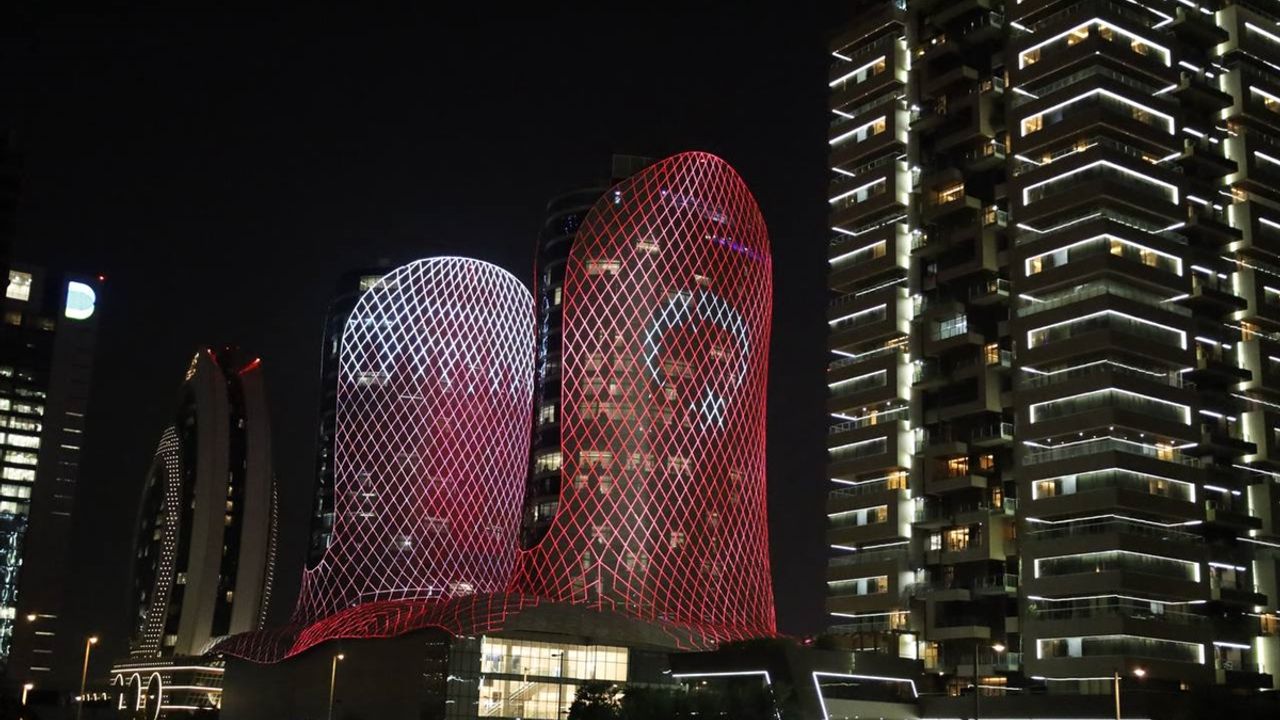 Katar'daki sembol binalar Cumhuriyet Bayramı dolayısıyla Türk bayrağıyla ışıklandırıldı