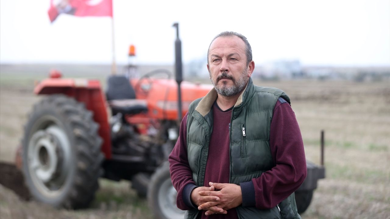 Kırklarelili çiftçi tarlasına pullukla 'Cumhuriyet 102 yaşında' yazdı