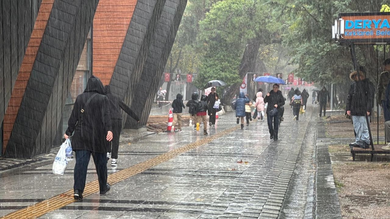 Kırklareli'nde sağanak ve rüzgar etkili oluyor