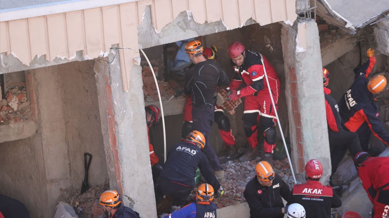 Kocaeli'de binanın çöktüğü bölgede evleri tedbiren boşaltılan aileler misafir edilecek