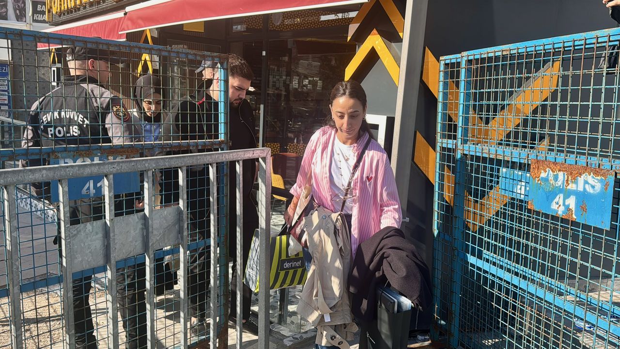 Kocaeli'de çöken binanın çevresinde evi ve dükkanı bulunanlar eşyalarını aldı