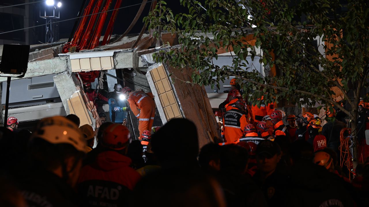 Kocaeli'de çöken binanın enkazında bilirkişi heyeti inceleme yapıyor