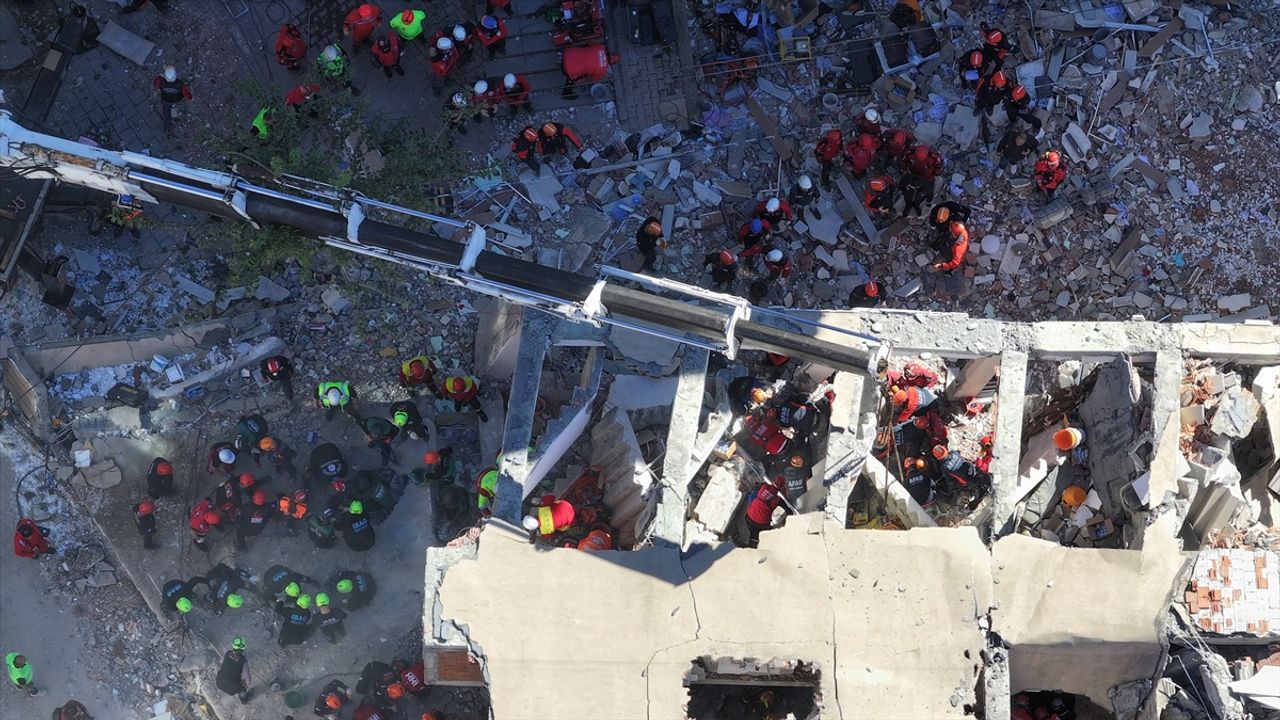 Kocaeli'de çöken binanın enkazındaki çifti arama çalışması sürüyor