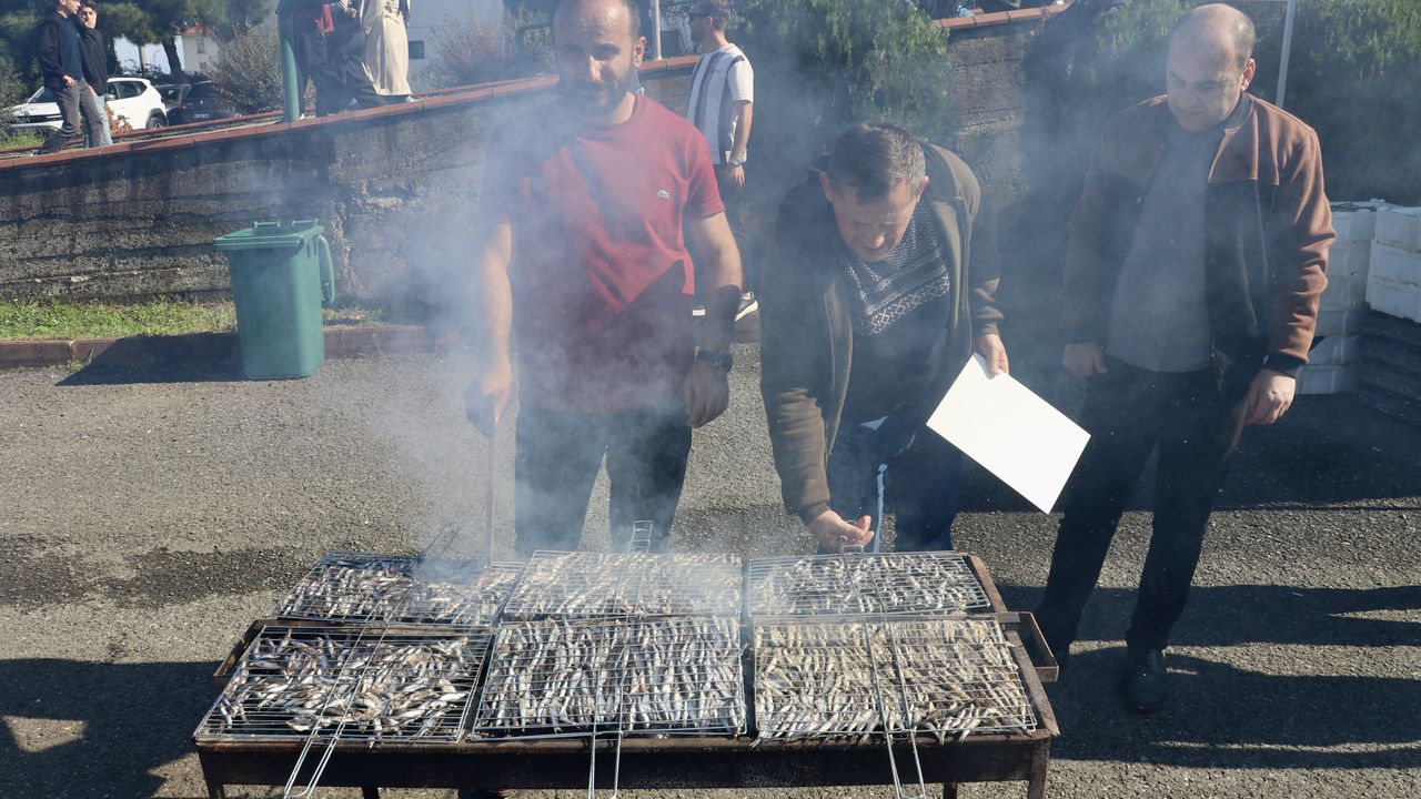 'KTÜ'ye Hoş Geldin' etkinliğine katılan öğrencilere 3 ton hamsi ikram edildi