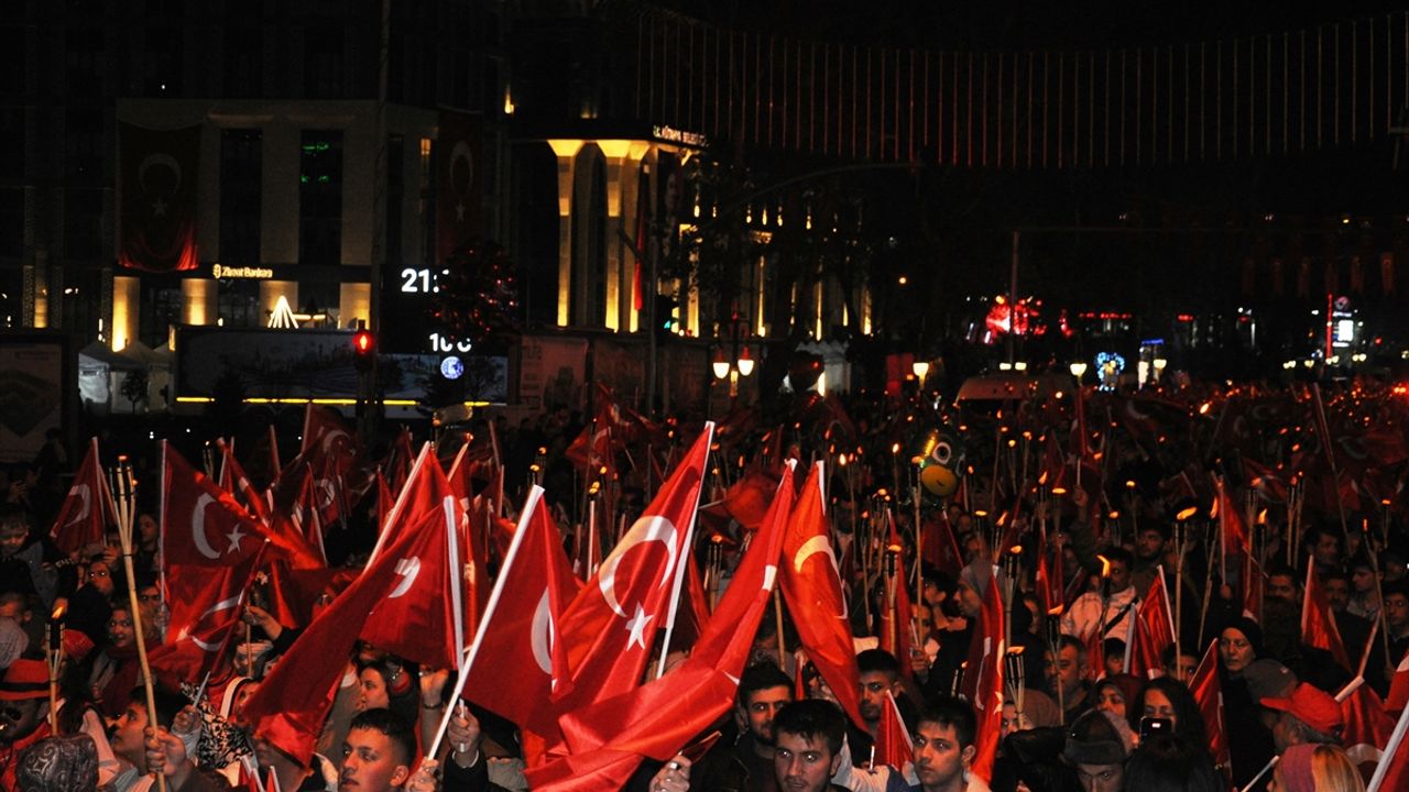 Kütahya ve Çanakkale'de Cumhuriyet Bayramı dolayısıyla fener alayı düzenlendi