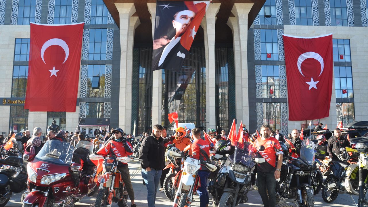 Kütahya'da motosikletlilerden 'Cumhuriyet Korteji'