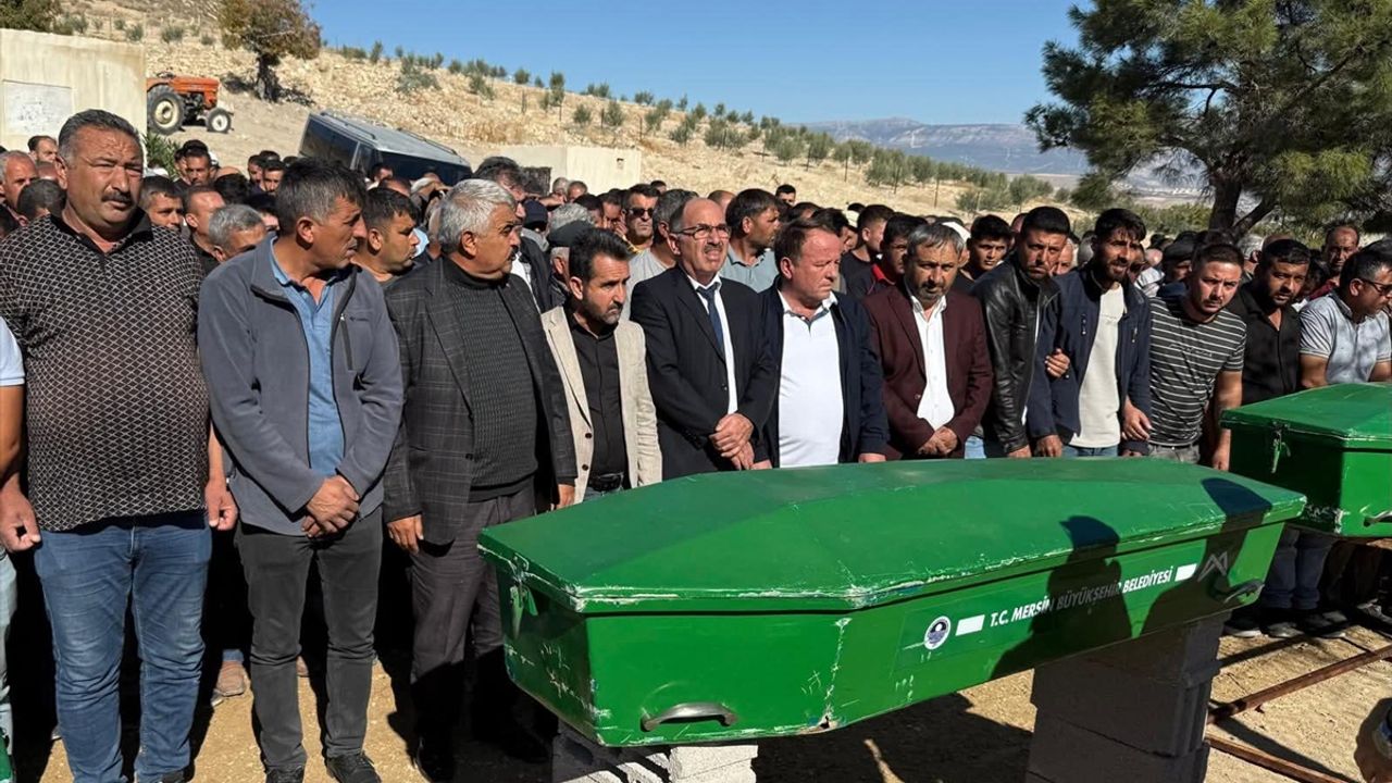 Mersin'de midibüs ile otomobilin çarpıştığı kazada ölen 3 kişinin cenazesi defnedildi