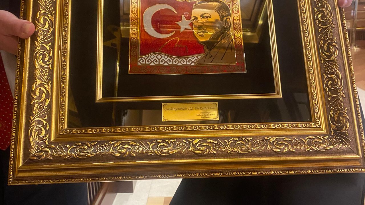 MHP Genel Başkanı Bahçeli'den Cumhurbaşkanı Erdoğan'a anlamlı hediye