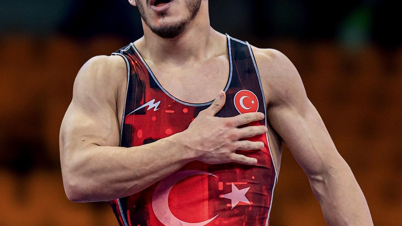 Milli güreşçi Tolga Özbek'ten 23 Yaş Altı Dünya Şampiyonası'nda bronz madalya