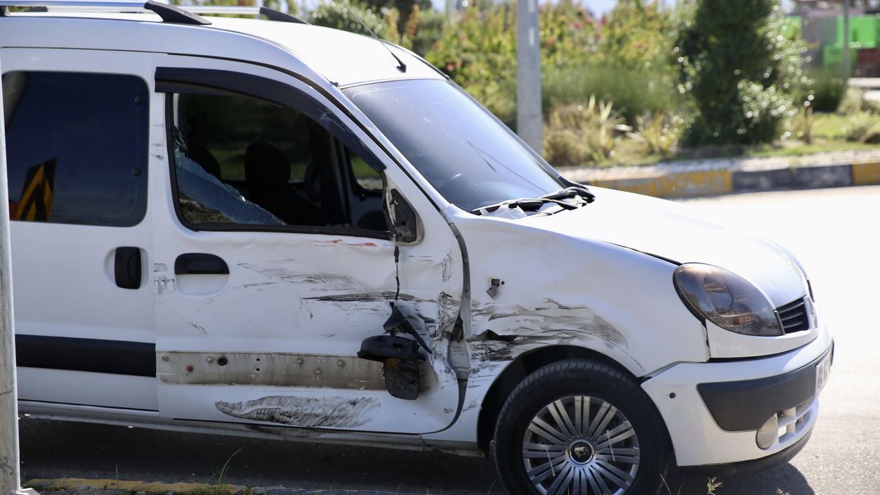 Muğla'da ambulansla çarpışan hafif ticari araçtaki 2 kişi yaralandı