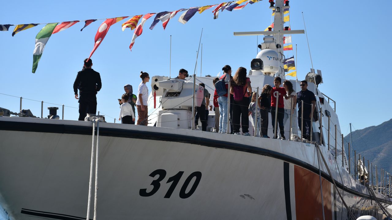 Muğla'da askeri gemiler ve botlar ziyarete açıldı