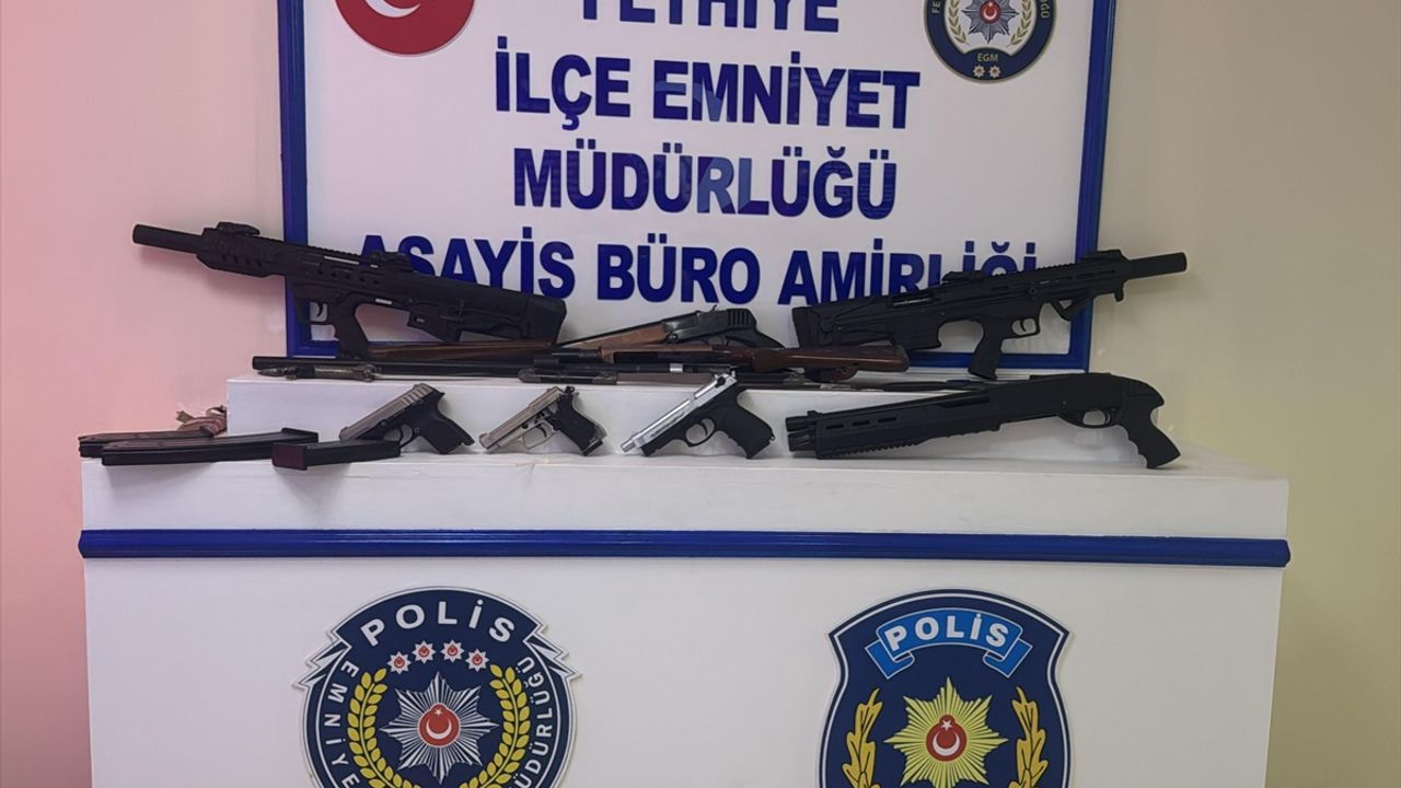 Muğla'da yol kenarına atılan çantadan silah ve mühimmat çıktı