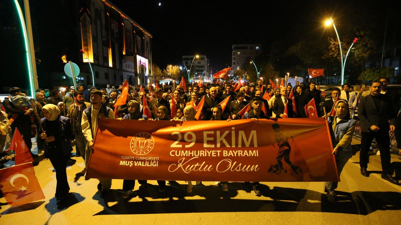 Muş'ta Cumhuriyet'in 102. yıl dönümü fener alayı ile kutlandı