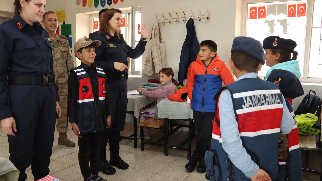 Muş'ta jandarma ekiplerinden köy okulundaki öğrencilere kışlık kıyafet yardımı