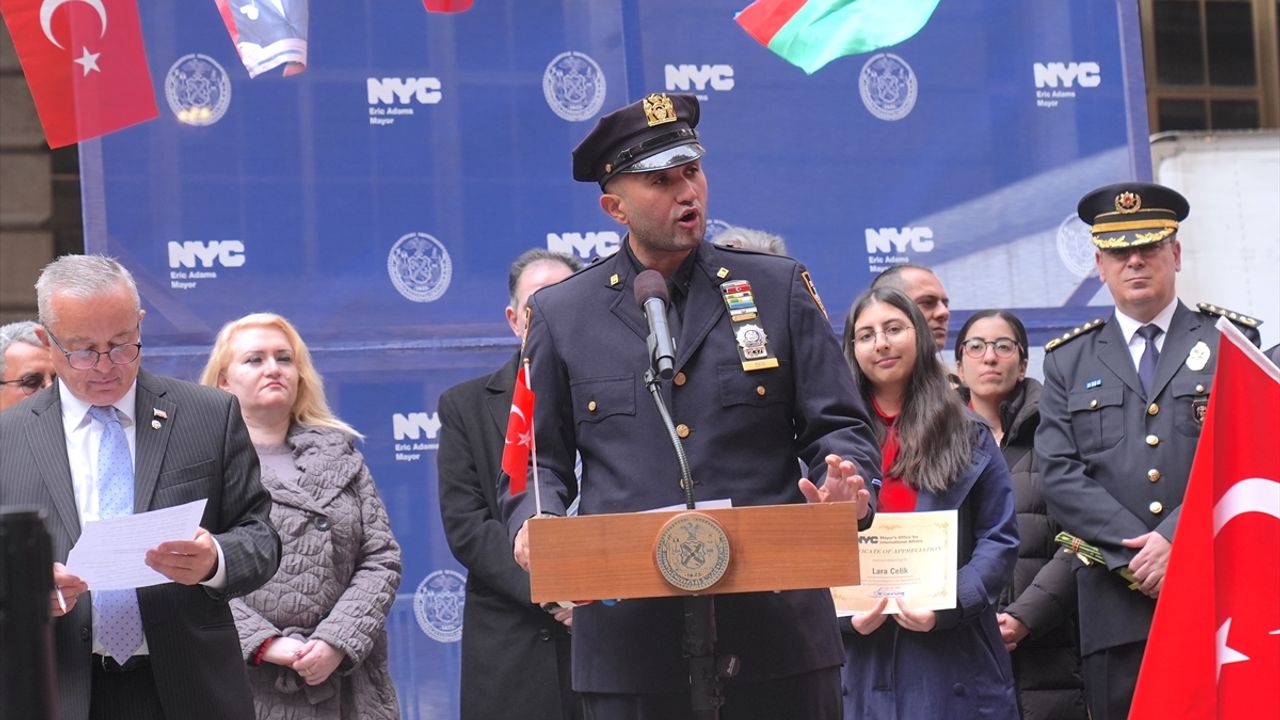 New York'un finans merkezi Wall Street'te, Cumhuriyet Bayramı nedeniyle göndere Türk bayrağı çekildi