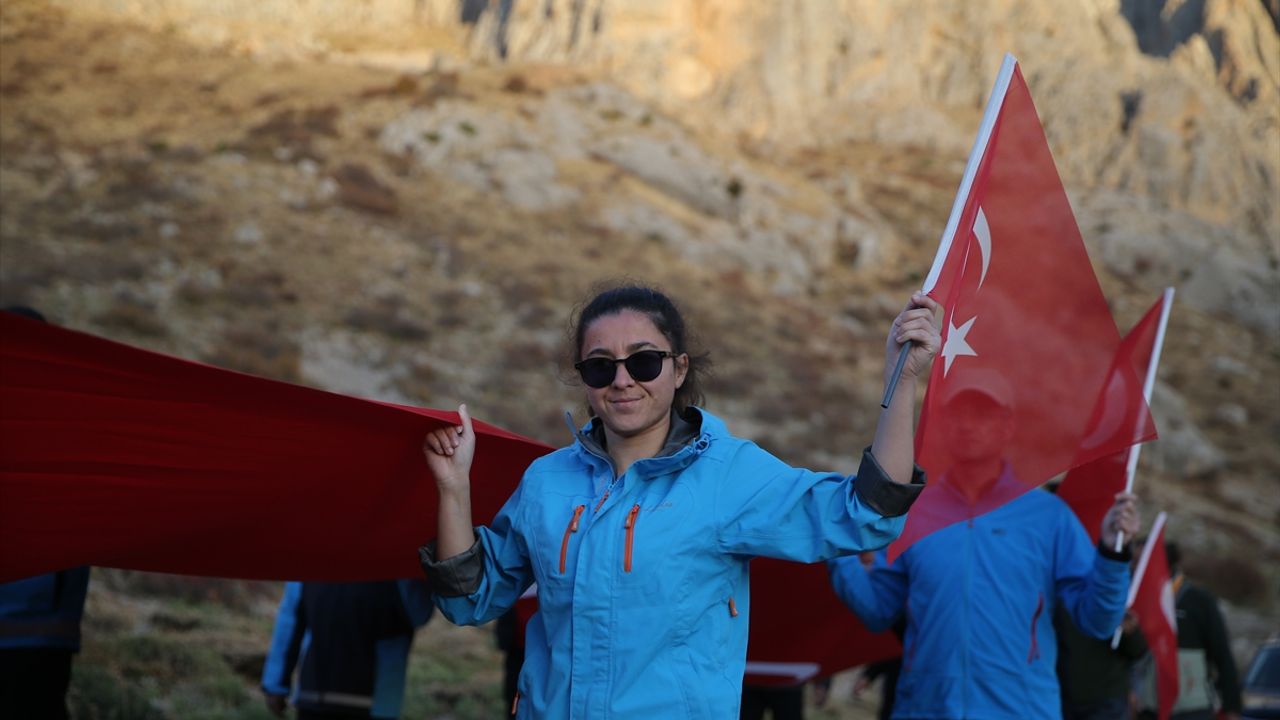 Niğde'de Cumhuriyet'in kuruluşunun 102. yılı dolayısıyla Aladağlar'a tırmanacak dağcılar kamp kurdu