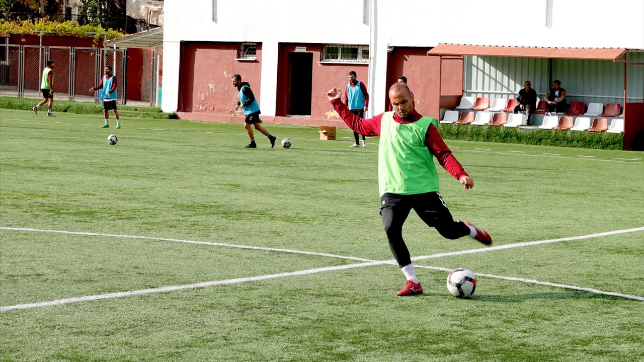 Okulda öğretmenlik, yeşil sahada kaptanlık yapıyor