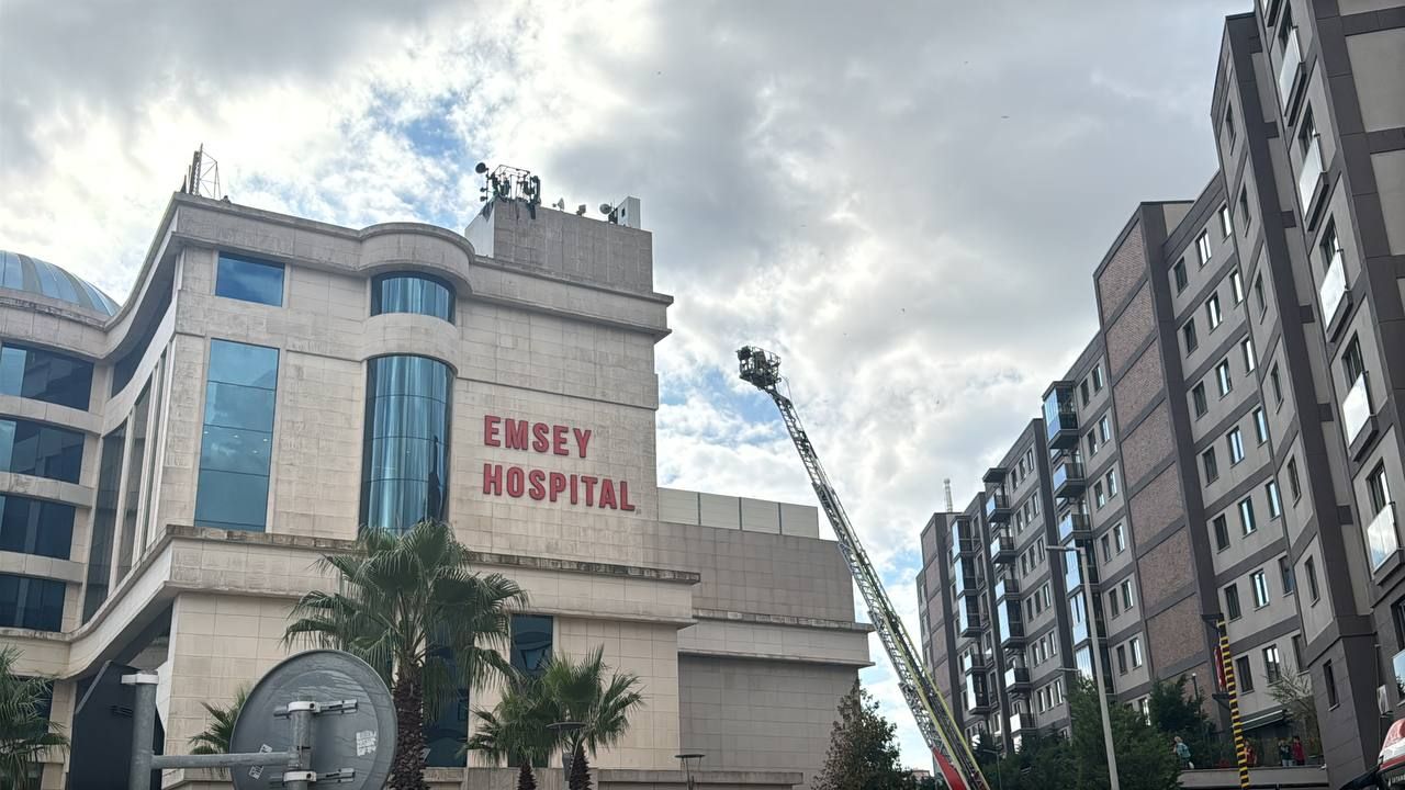 Pendik'te bir hastanenin çatısında yangın çıktı