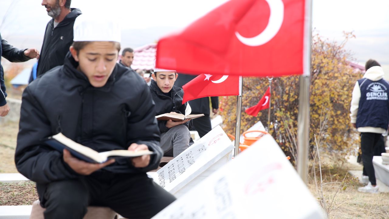 PKK'lı teröristlerin katlettiği 33 Yavi şehidi mezarları başında anıldı
