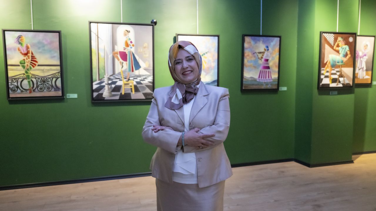 Ressam Nazende Yücel'in 'Renkler ve Kadınlar' sergisi Ankara'da açıldı