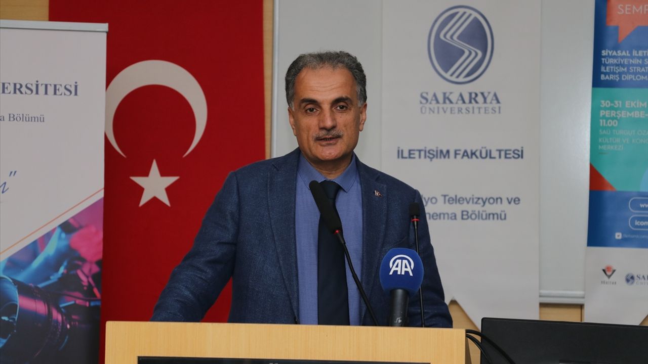 Sakarya'da Uluslararası İletişim Bilimleri Sempozyumu'nda dijital bağımlılık ele alındı