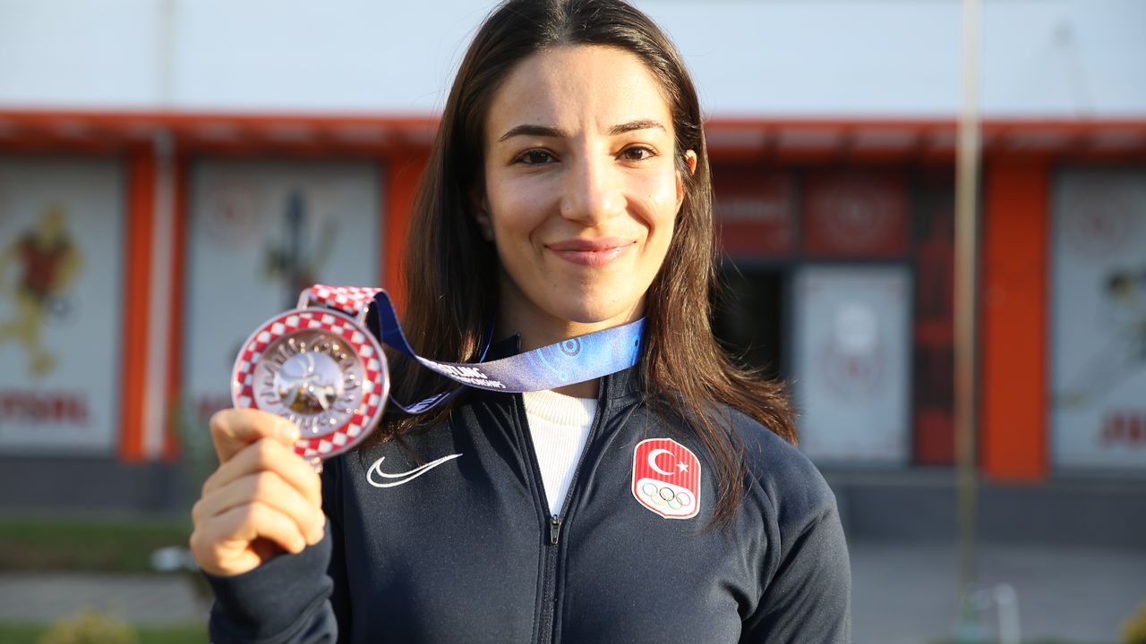 Sakatlanmasına rağmen pes etmeyen milli güreşçi Evin'in madalya kazandıran azmi