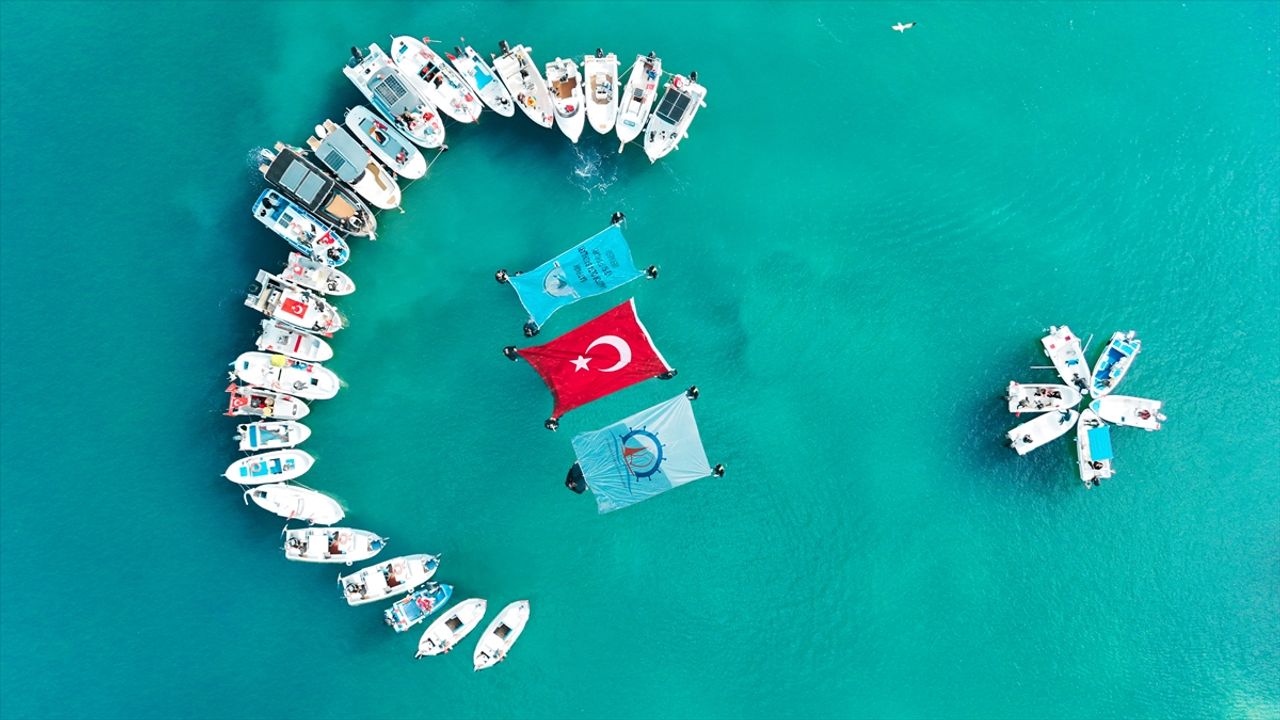 Samsun'da teknelerle denizde ay yıldız oluşturuldu
