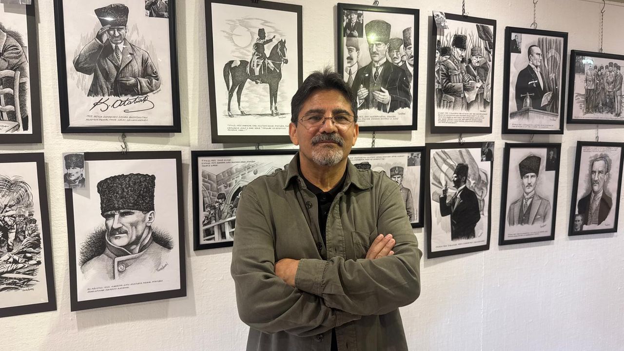Sanatçı Yüksel Akman, kara kalemle Mustafa Kemal Atatürk'ün hayatını resmetti