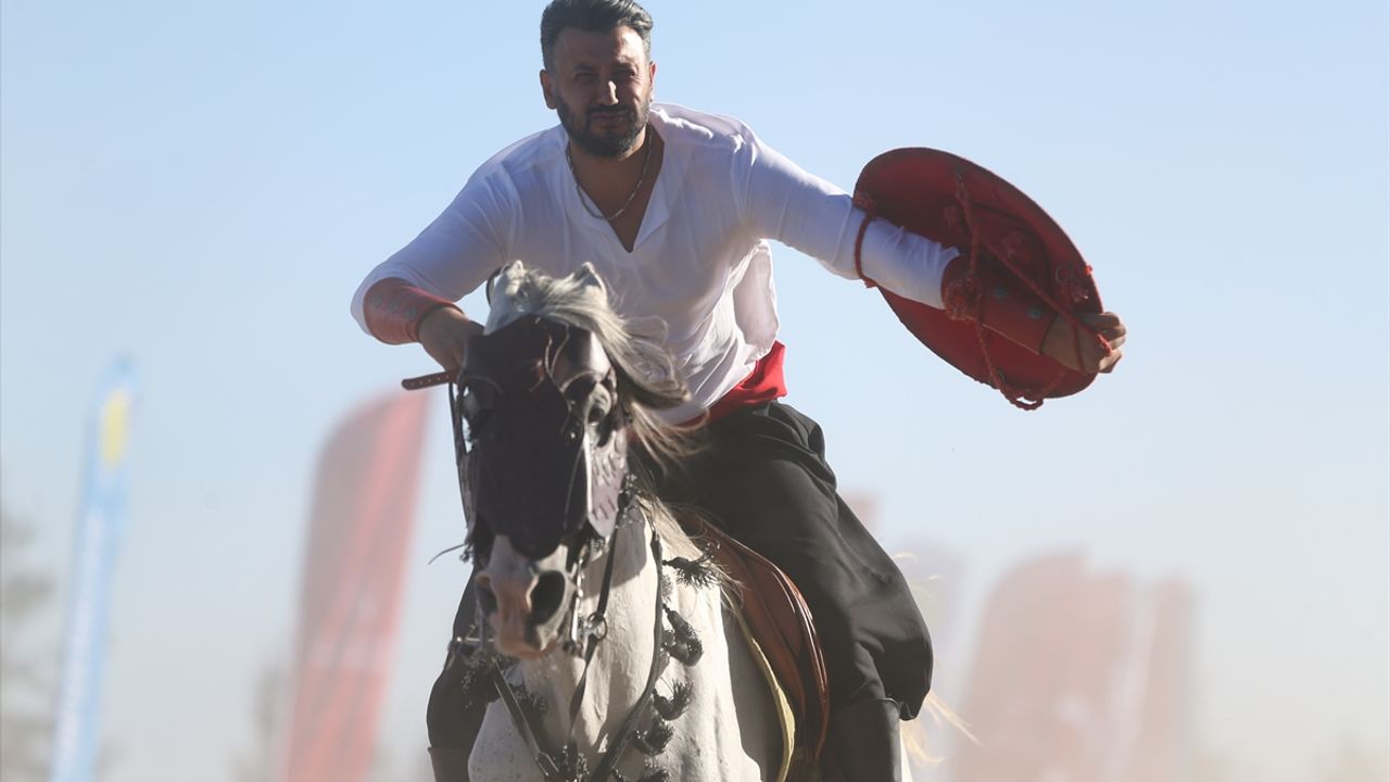 Şanlıurfa'da depremzede gençler için atlı gösteri düzenlendi