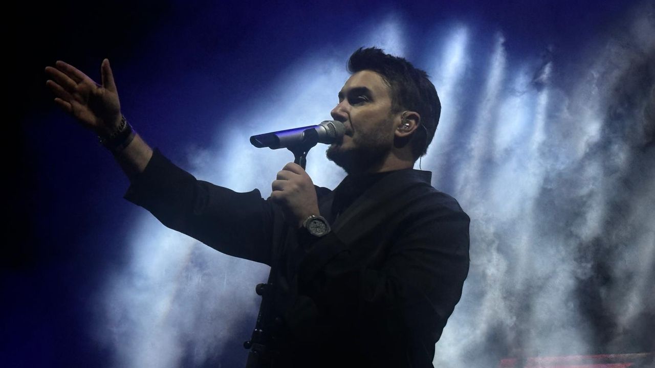 Şarkıcı Mustafa Ceceli Bursa'da konser verdi