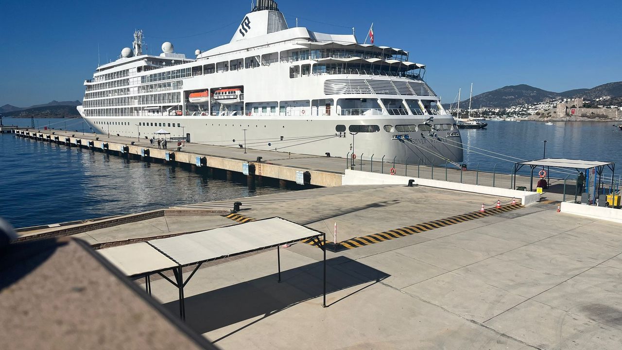 'Silver Whisper' kruvaziyeriyle Bodrum'a 340 turist geldi