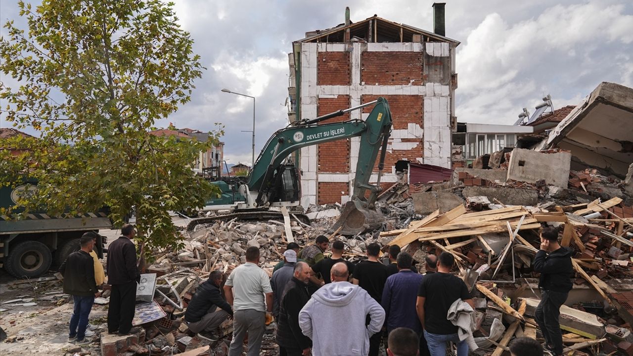 Sındırgı'da ağır hasarlı binaların önceden boşaltılması depremde can kaybı yaşatmadı