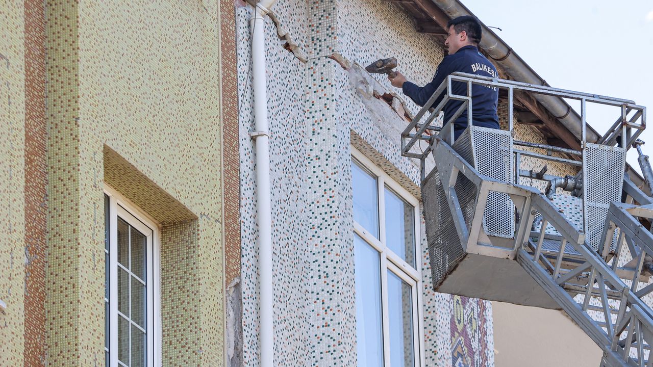 Sındırgı'da enkaz kaldırma ve hasar tespit çalışmaları sürüyor