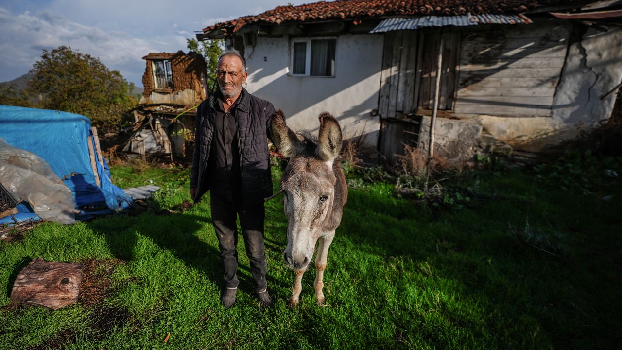 Sındırgı'da eşeği Kadife'yi enkazdan kurtaran sahibi duygusal anlar yaşadı