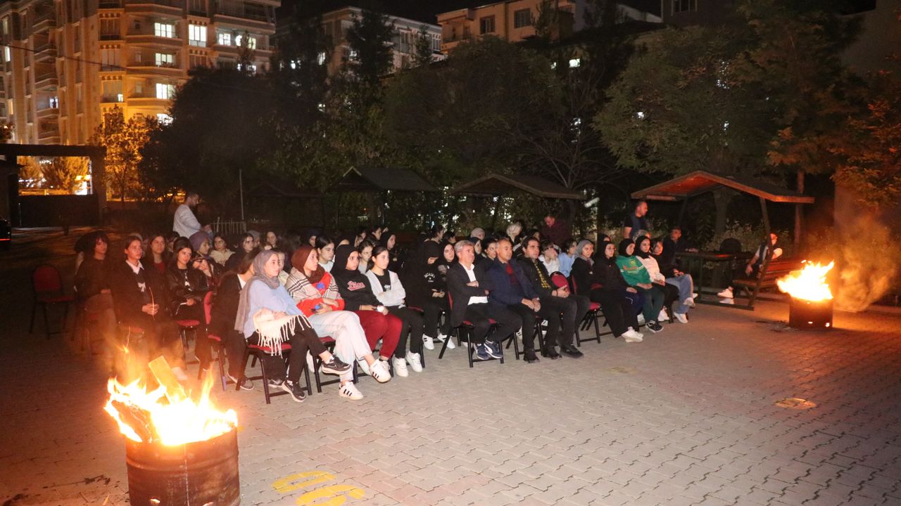 Sinema otobüsü yurt ve pansiyonda kalan öğrenciler için geziyor