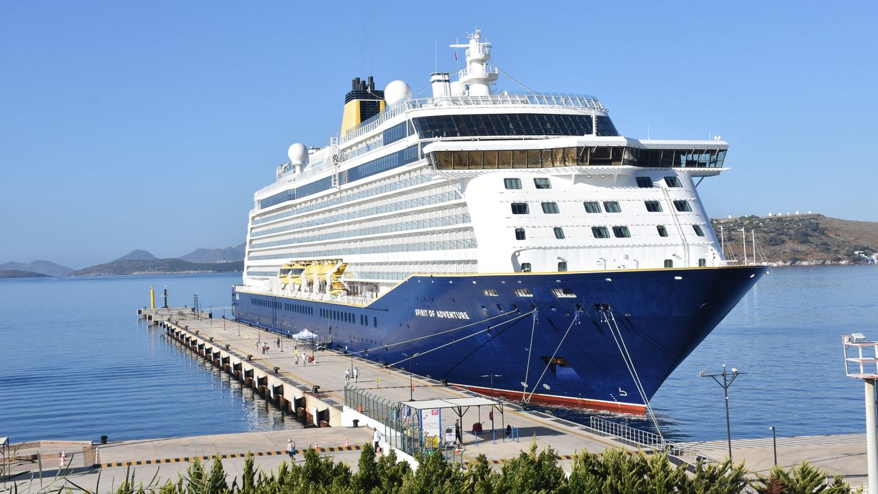 'Spirit of Adventure' isimli kruvaziyer Bodrum'a geldi