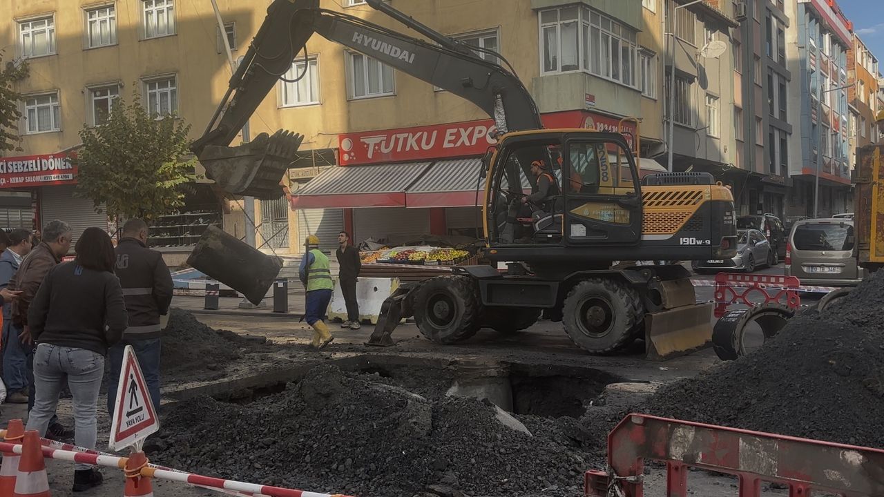 Sultangazi'de çöken yolda İBB ve İSKİ ekipleri çalışma yapıyor