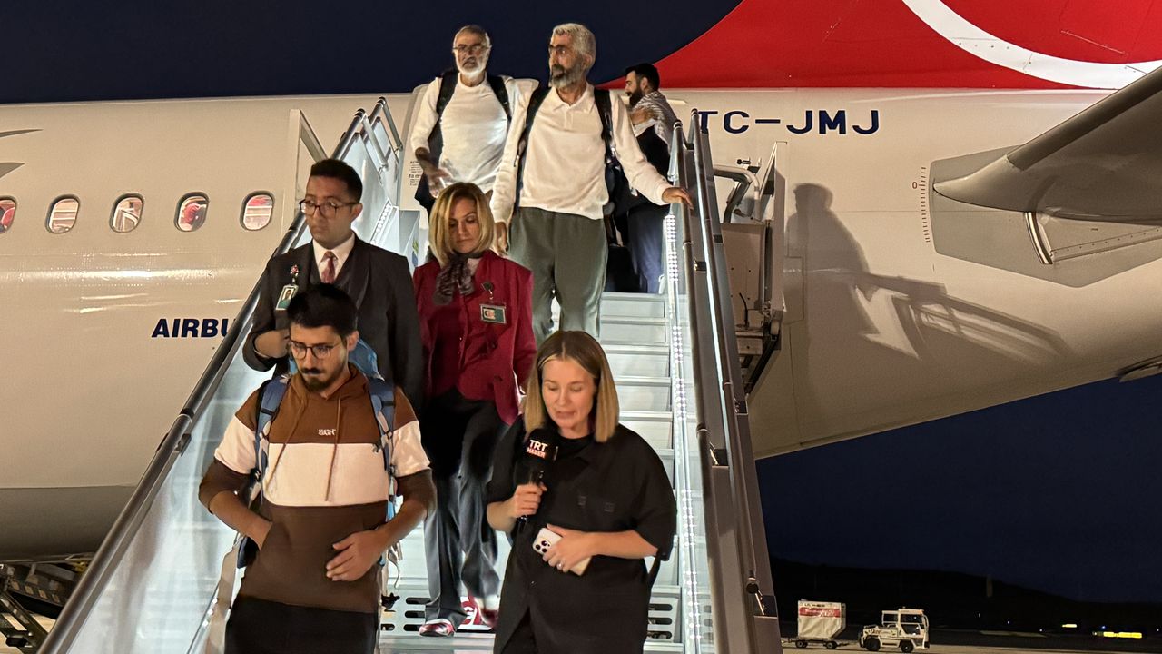 Sumud Filosu aktivisti 15 Türk vatandaşını taşıyan THY uçağı İstanbul'a ulaştı