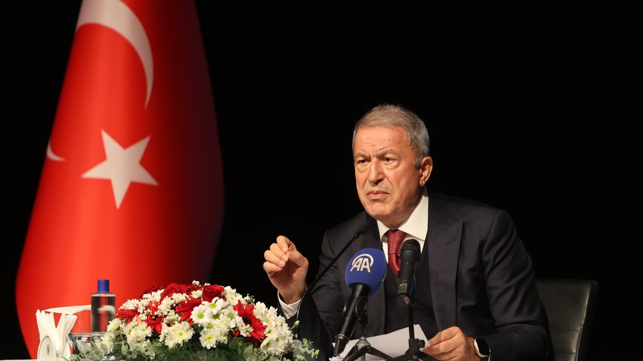 TBMM Milli Savunma Komisyonu Başkanı Akar, Gaziantep'te öğrencilerle buluştu: