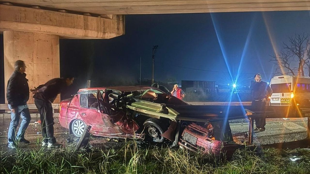 Tekirdağ'da bariyerlere çarpan otomobildeki 2 kişi öldü
