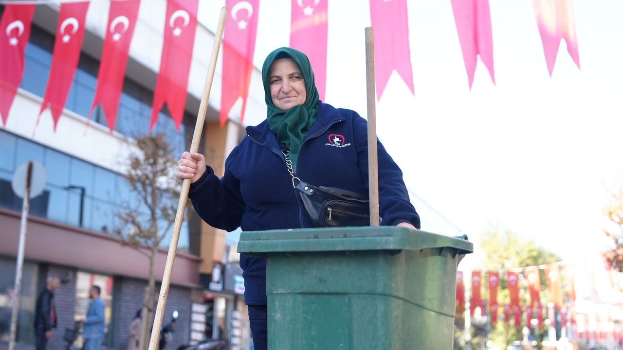 Temizlik işçisi sosyal deneydeki bayrak hassasiyetiyle gönüllere dokundu