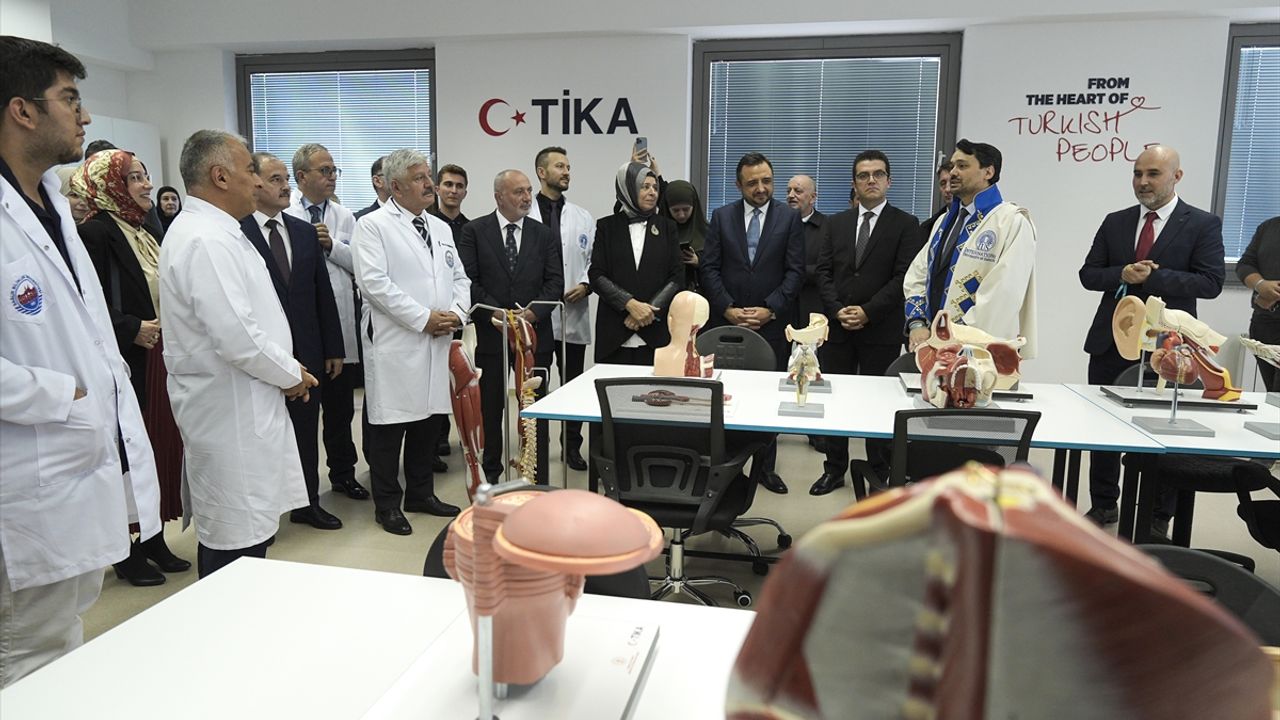 TİKA'dan Uluslararası Saraybosna Üniversitesi'ne sağlık laboratuvarı desteği