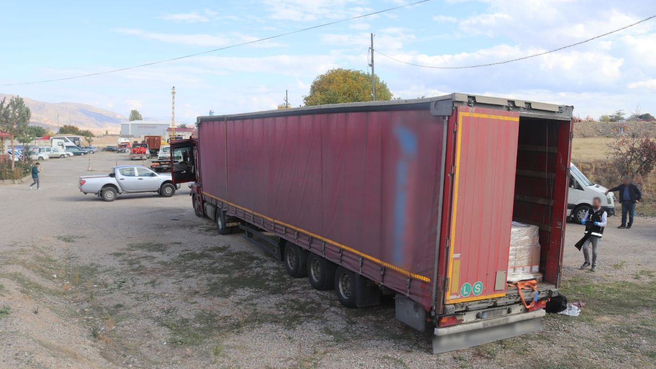 Tırın dorsesinde tıbbi malzeme kutuları arasına gizlenmiş 8 düzensiz göçmen yakalandı