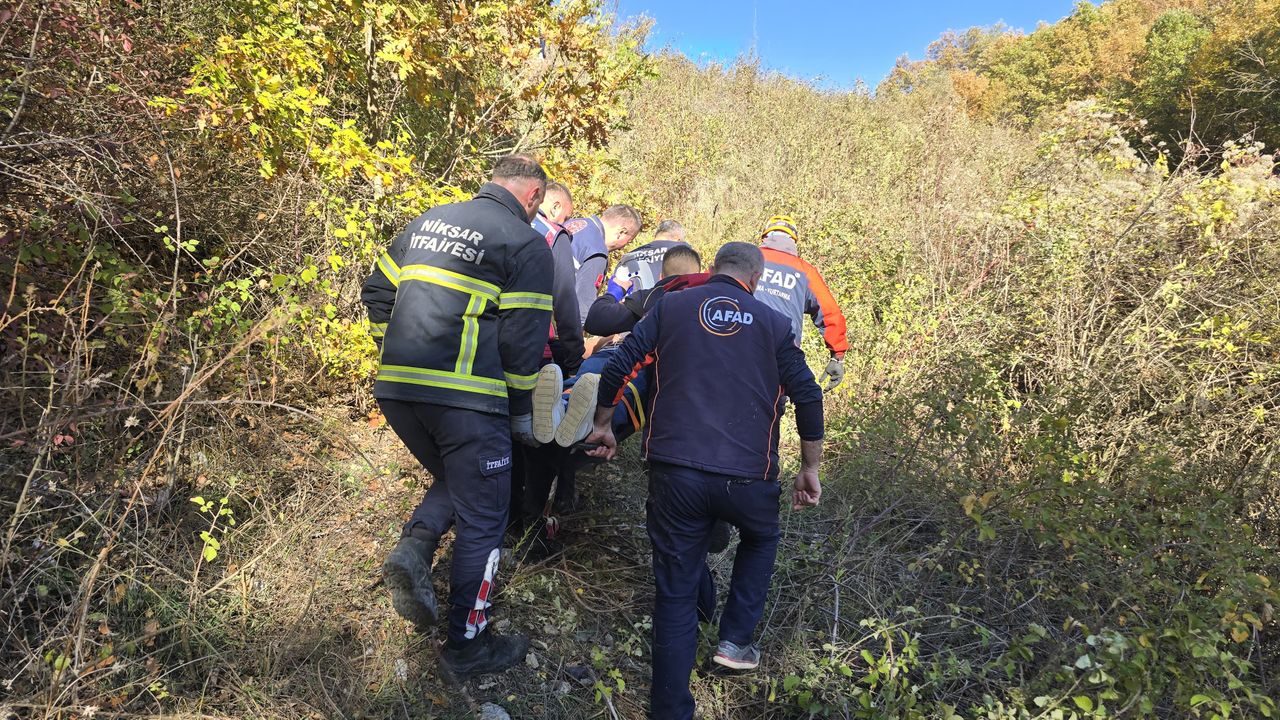 Tokat'ta uçuruma devrilen hafif ticari araçtaki 2 kişi yaralandı