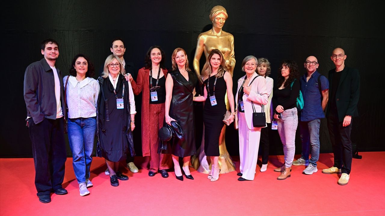 Uluslararası Antalya Altın Portakal Film Festivali'nin açılış töreni kırmızı halı geçişiyle başladı