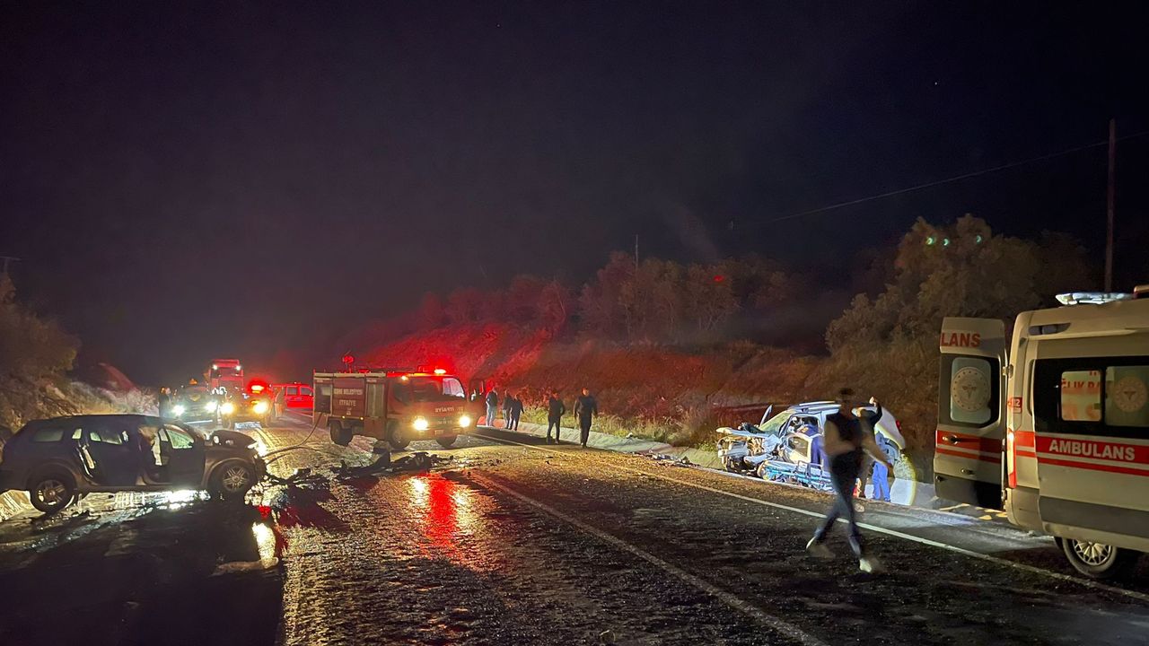 Uşak'ta cip ile otomobilin çarpışması sonucu karı koca öldü, 3 kişi yaralandı