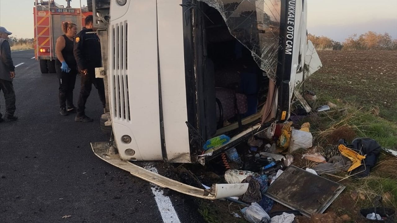 Uşak'ta tarım işçilerini taşıyan midibüsün devrilmesi sonucu 23 kişi yaralandı