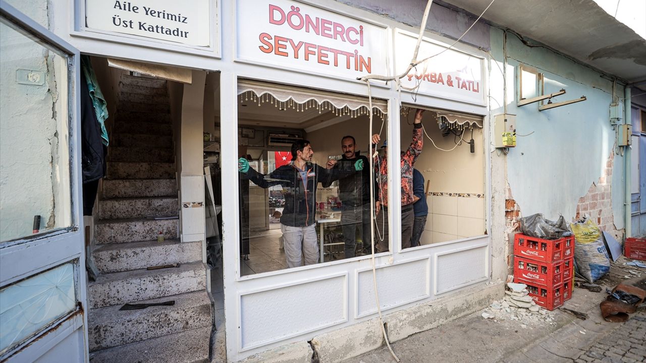 Üst üste depremler yaşayan Sındırgı esnafından borç ödemelerinin ertelenmesi talebi
